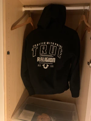True religion Zip-up hoodie  - True religion zip-up köpt på asos för 6 månader sen, retail ca 1300kr. Cond 7/10 säljer då jag har vuxit ur den.  Möts gärna i Stockholm/Bromma  Dm om du undrar nåt 🤍