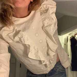 Zara volangblus strl s - Säljer denna supergulliga blus från zara🙏strl s!