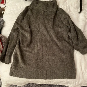 Tröja - Tjock tröja i mörkgrön färg. Fluffigt material. 