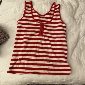 Linne - Randigt linne, aldrig använt från second hand. Finns missfärgning men jag är rätt säker på att det går att tvätta bort. 