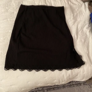 Kjol - Svart kjol, med spets. Aldrig använd, från shein. 