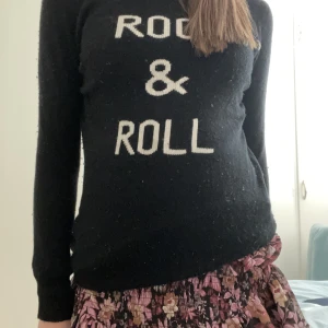 Zadig & Voltaire - Här är min Zadig tröja som tyvärr är lite för liten för mig! Vet inte nypris men säljer för 600kr. Är köpt för ca 5 år sedan. Är ganska stor i storleken så är inte i 138 utan mer än 148. Funkar som både klänning och tröja då man kan vika upp den enkelt!❤️