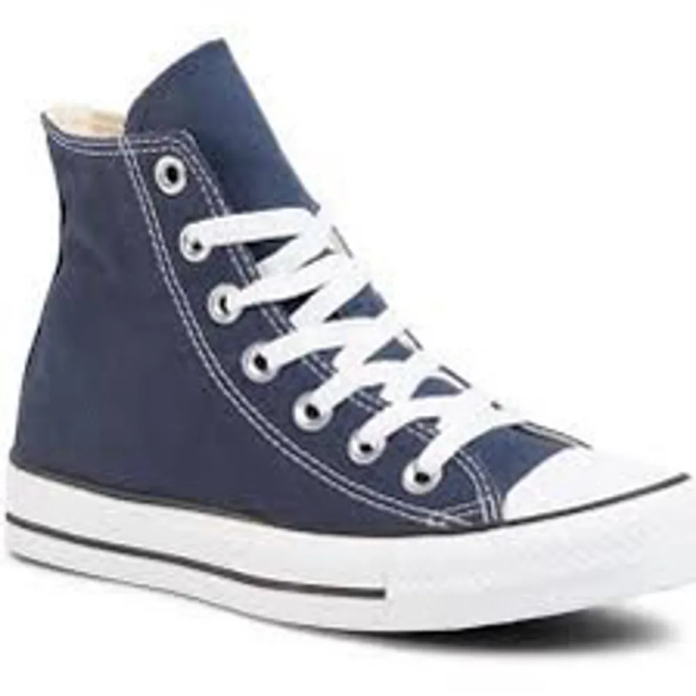 Jätte snygga Blå converse använda 2 gånger så extremt fint skick , nypris 799, Köpare står för frakt . Skor.