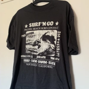 grå tshirt med tryck - säljer då den inte används. tröjan är från HM och har använts en gång. Tröjan är väldigt oversized, kontakte vid flera bilder eller frågor!! <33