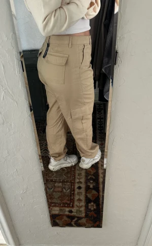 Cargopants - Såååå snygga cargopants köpte 2 storlekar både 38 & 44, behöll sista paret för älskar de! Så säljer båda, 249kr styck 💕