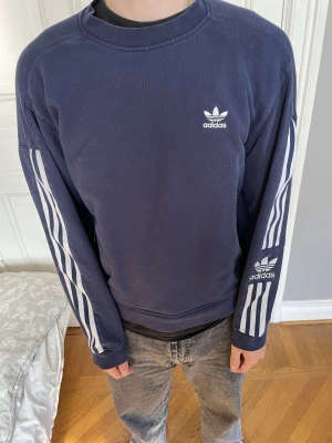 Blå adidas tröja - En blå adidas tröja som är storlek M
