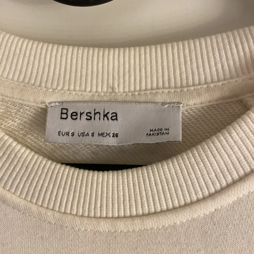Croppad tröja från Bershka, knappt använd!. Tröjor & Koftor.