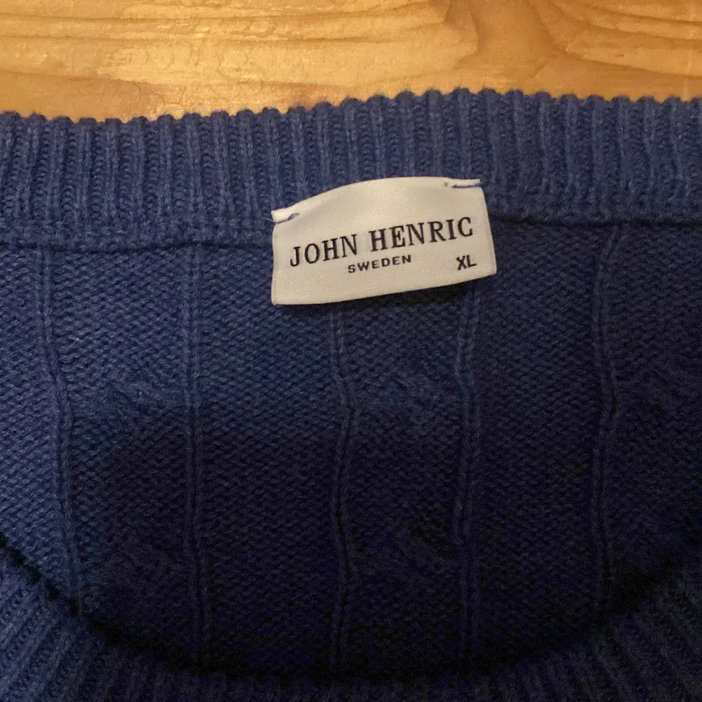En kabelstickad John Henric tröja. Nypris ligger nånstans runt 1500. Skick 9/10 eftersom den bara har testats. Säljer på grund av för stor som man ser på sista bilden.. Stickat.