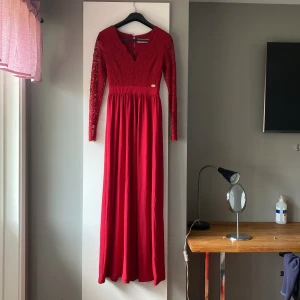 Balklänning  - Jättefin långklänning, perfekt till balen. Endast använd 1 gång. Passar perfekt till mig som är 164cm. Stl: 34.  