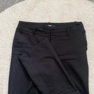 Vilma Kostymbyxor, BikBok - Kostymbyxor från Bikbok. Modell: Vilma. Sitter väldigt smickrande på kroppen!💘