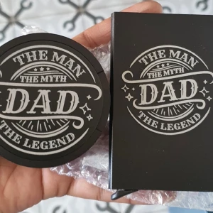 Aluminium Snusdosa+korthållare! - Paket pris aluminium snusdosa 3-delad (har bjudlock) plus en matchande pop up korthållare med anti theft protection och håller ca 7 kort. Mannen myten legenden vem annars än farsan! gravera in namn eller hälsning på bakidan går att lösa