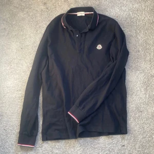Moncler Pike - Knappt använd moncler piké i storlek M. Den är för stor för mig då det är därför jag säljer.