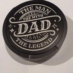 Graverad aluminium SNUSDOSA! - Snusdosa perfekt till farsan. Mannen myten legenden vem annars än farsan! Splittny tredelad aluminium dosa. Kan gravera en hälsning eller namn på baksidan på köpet  Har oxå matchande  med samma motiv förr 300kr om man är intresserad 
