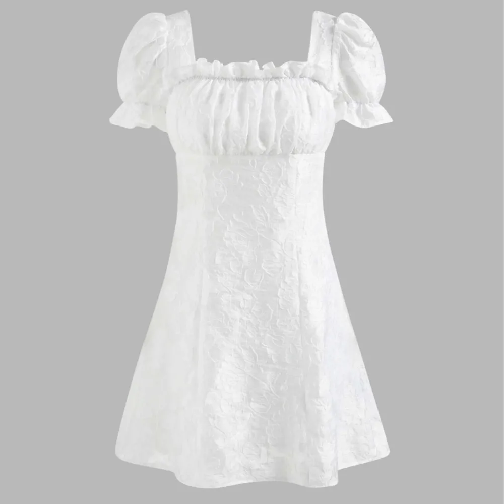 Jag säljer en vit klänning som är perfekt för skolavslutningen. Klänningen kommer från cider och är helt oanvänd med lappen kvar.. Klänningar.