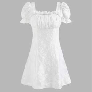 Jag säljer en vit klänning som är perfekt för skolavslutningen. Klänningen kommer från cider och är helt oanvänd med lappen kvar.