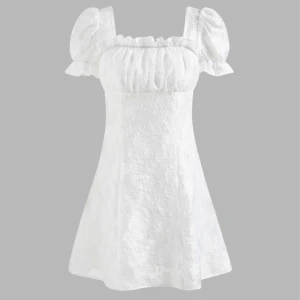 Vit klänning  - Jag säljer en vit klänning som är perfekt för skolavslutningen. Klänningen kommer från cider och är helt oanvänd med lappen kvar.