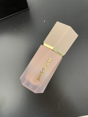 Contour - Helt ny contour från älskade sheglam, köpte dock i fel nyans… denna är i nyansen golden sun