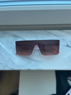 Rosa solglasögon  - Aldrig använda