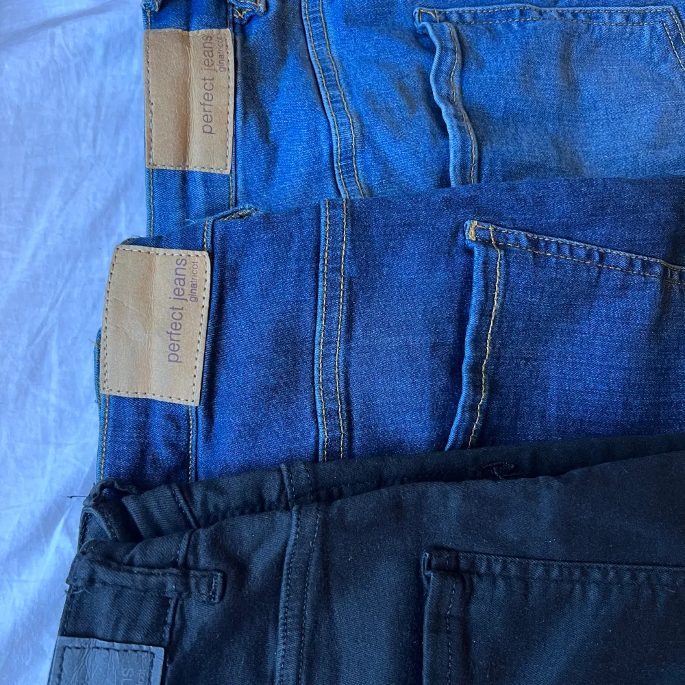 Säljer tre par jeans i storlek M från Ginatricot, ett par svarta, ett par ljusblåa och ett par mörkblåa.  Köp alla 3 för 270 kr eller ett par för 100kr.   Dem mörkblåa är nästintill oanvända och dem svarta och ljusblåa är lite mer använda men i bra skick!. Jeans & Byxor.