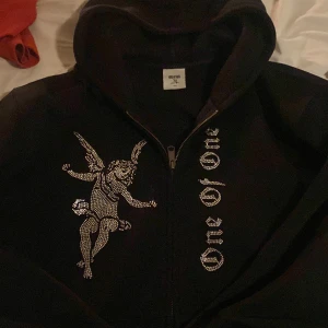 Oneofone hoodie - Säljer nu min skitfina oneofnone zip hoodie pga anvönds inte mycket. Alla stenar sitter kvar och inga andra defekter. Storlek L pris kan diskuteras 