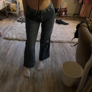 Jeans  - Snygga jeans som är utåtsvängda hela vägen, mörk färg på sidorna och sitter mot kroppen fint, fina knappar fram, lite insydda i midjan men skulle säga att de passar S💓 