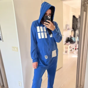 Jumpsuit Doctor Who - Jumpsuit med Tardis/docto who motiv. Onesize och unisex!! Jag är 176 och den är lång för mig så passar bäst till lite längre människor. Nyskick!!