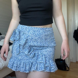 Blå blommig kjol - Säljer denna superfina blå, vit blommiga kjol, storlek M🤍🩵