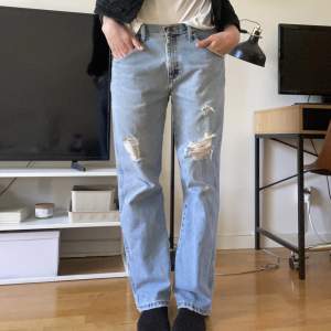 Jättesnygga låga jeans som tyvärr inte kommer till användning. Storlek W33 L30, men är lagom för en S/M i byxor. Jag är 174 cm lång för referens.