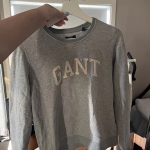 Gant sweatshirt  - Säljer min gant sweatshirt, använd men fortfarande fin, lite ludd längst med märket men det kan man säkert få bort med luddborttagare.  Köparen står för frakt 