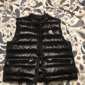 Moncler väst - Moncler väst köpte för liten