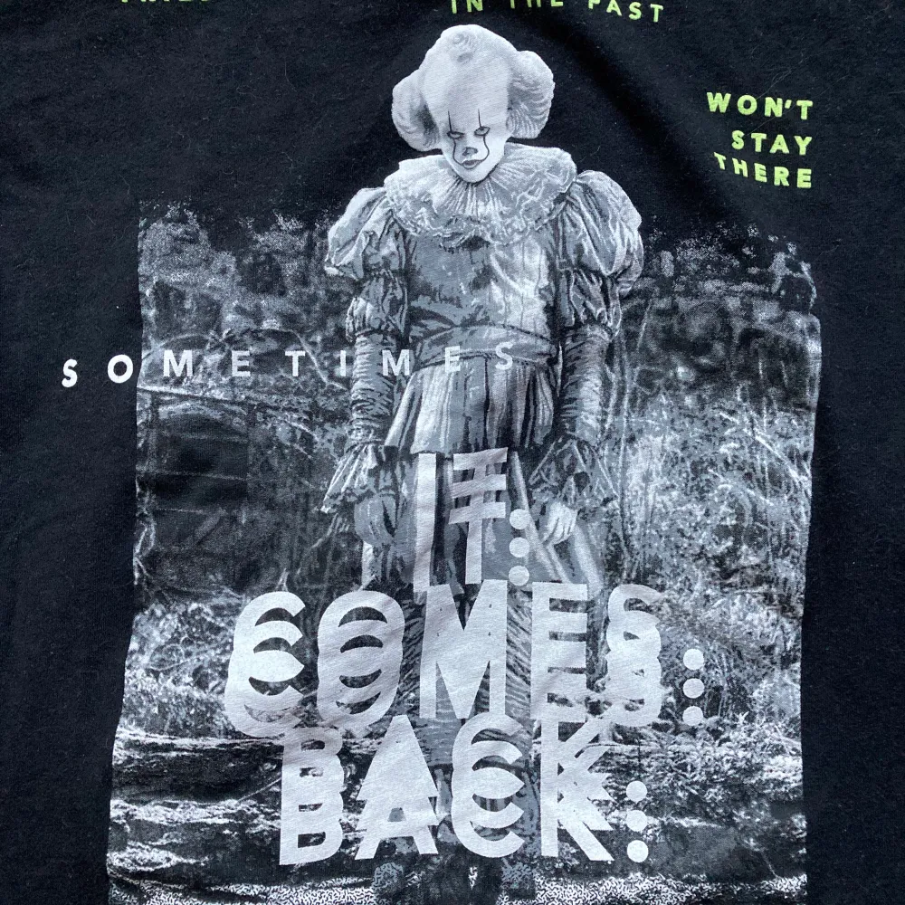 Säjer en It/Pennywise tröja från hm 🫣 tröjan har används förut men har inga skador.. T-shirts.