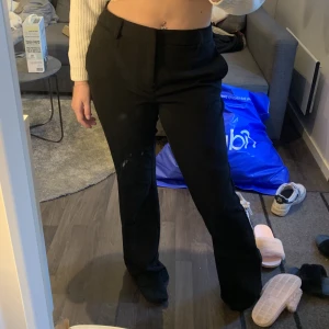 Lågmidjade kostymbyxor - Lite mer lågmidjade/midwaist kostymbyxor från Only, i fint skick. Säljer då de är för stora för mig (derför de inte sitter så bra på bilden)