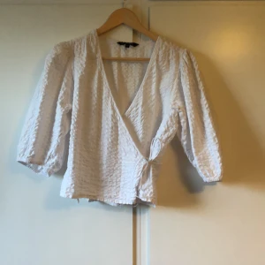 Omlottblus  - Vit omlottblus i bäckebölja, som ny!🌻