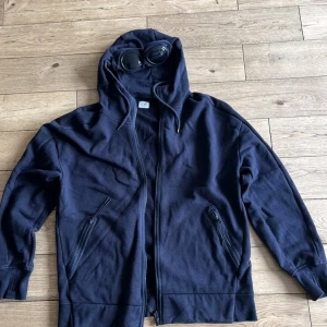 CP company hoodie  - Köpt precis så är i bra skick. Säljer pga inte passar. 