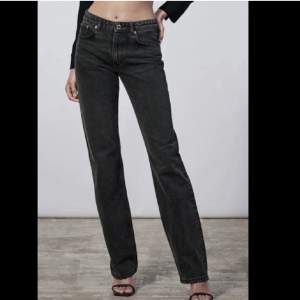 Svarta zara jeans som är lågmidjade. 💕