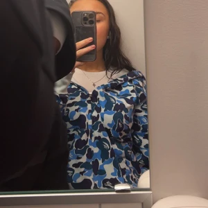 blå bape hoodie - intressekoll på denna as feta bape hoodie, älskar den så så så mycket men den kommer tyvärr inte till användning😓Storlek s i herr och i nyskick då den är sparsamt använd 