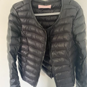 Svart dunjacka - Säljer denna superfina dunjacka! Storlek 38 och passar perfekt för dig som vill ha en vårjacka💗💗💗💗💗 frakt tillkommer