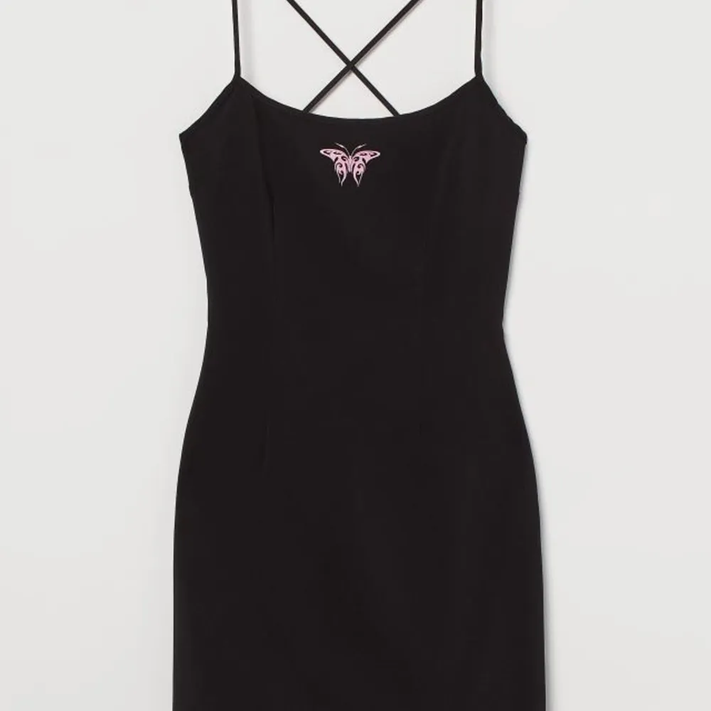 svart tight klänning från hm, blackpink logo på framsidan som en rosa fjäril, aldrig använd förutom andra bilden, nypris var 149kr, storlek S men passar även M. Klänningar.