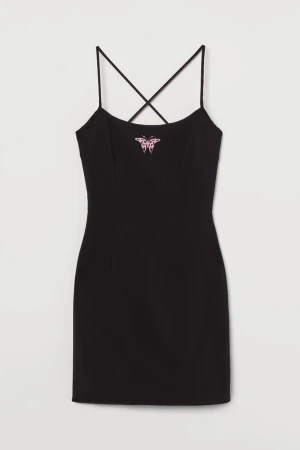 svart klänning - svart tight klänning från hm, blackpink logo på framsidan som en rosa fjäril, aldrig använd förutom andra bilden, nypris var 149kr, storlek S men passar även M