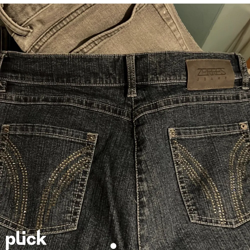 Så snygga jeans med fin detalj på rumpan. Dom är tyvärr är för korta för mig, är 175! Straigt leg💕 innerbenslängd 73 cm. Strlk 40 men passar mig som har 38. Sista bilden gör färgen mest tillrätta.. Jeans & Byxor.