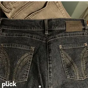 Så snygga jeans med fin detalj på rumpan. Dom är tyvärr är för korta för mig, är 175! Straigt leg💕 innerbenslängd 73 cm. Strlk 40 men passar mig som har 38. Sista bilden gör färgen mest tillrätta.