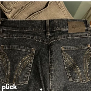 Jeansmed nitar/diamanter/strass - Så snygga jeans med fin detalj på rumpan. Dom är tyvärr är för korta för mig, är 175! Straigt leg💕 innerbenslängd 73 cm. Strlk 40 men passar mig som har 38. Sista bilden gör färgen mest tillrätta.