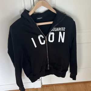 DSQUARED2 zip hoodie  - DSQUARED2 zip hoodie okej skick 7/10 till bra pris ordinarie 2800 mitt pris 900