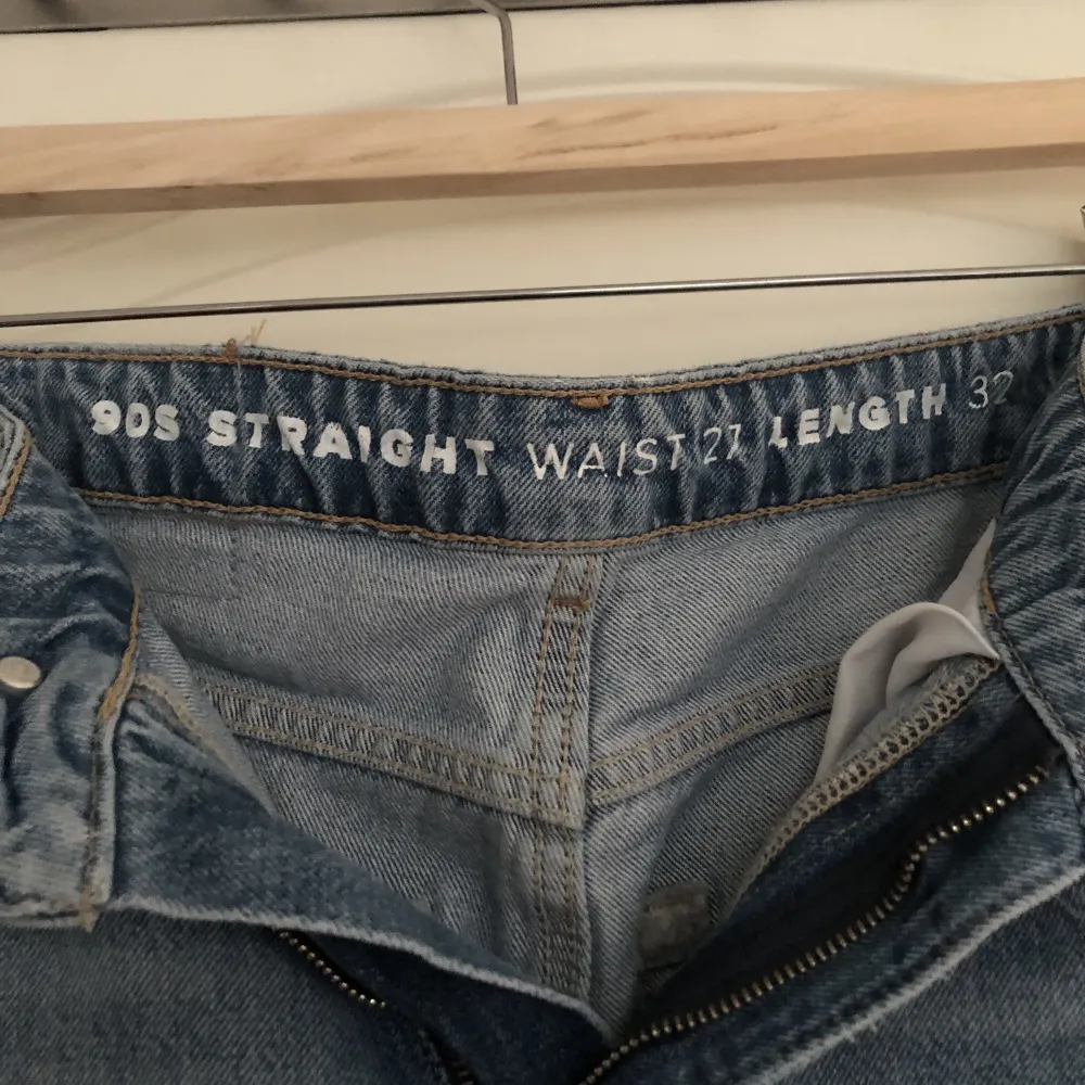 Blåa oanvända jeans i storlek 27 i midjan och 32 på längden. . Jeans & Byxor.