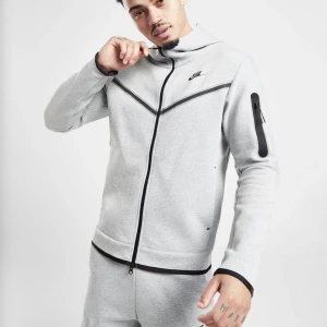 Nike tech fleece - Jag säljer denna tröja för att det inte är min stil längre. Den har inga defekter och är i utmärkt skick. Köpt för 1350 och säljer för 600. Det är storlek S herr och jag har oftast storlek M i vanliga fall. 