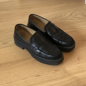 & other stories chunky läder loafer - Chunky loafers från & other stories i svart läder. 