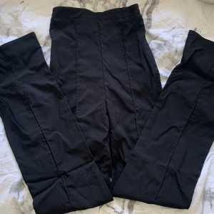 Kostymbyxor - Svarta långa kostymbyxor med söm på benen. Utan fickor🤍 Från Nelly i strl Xs. Aldrig använda pga för små i midjan