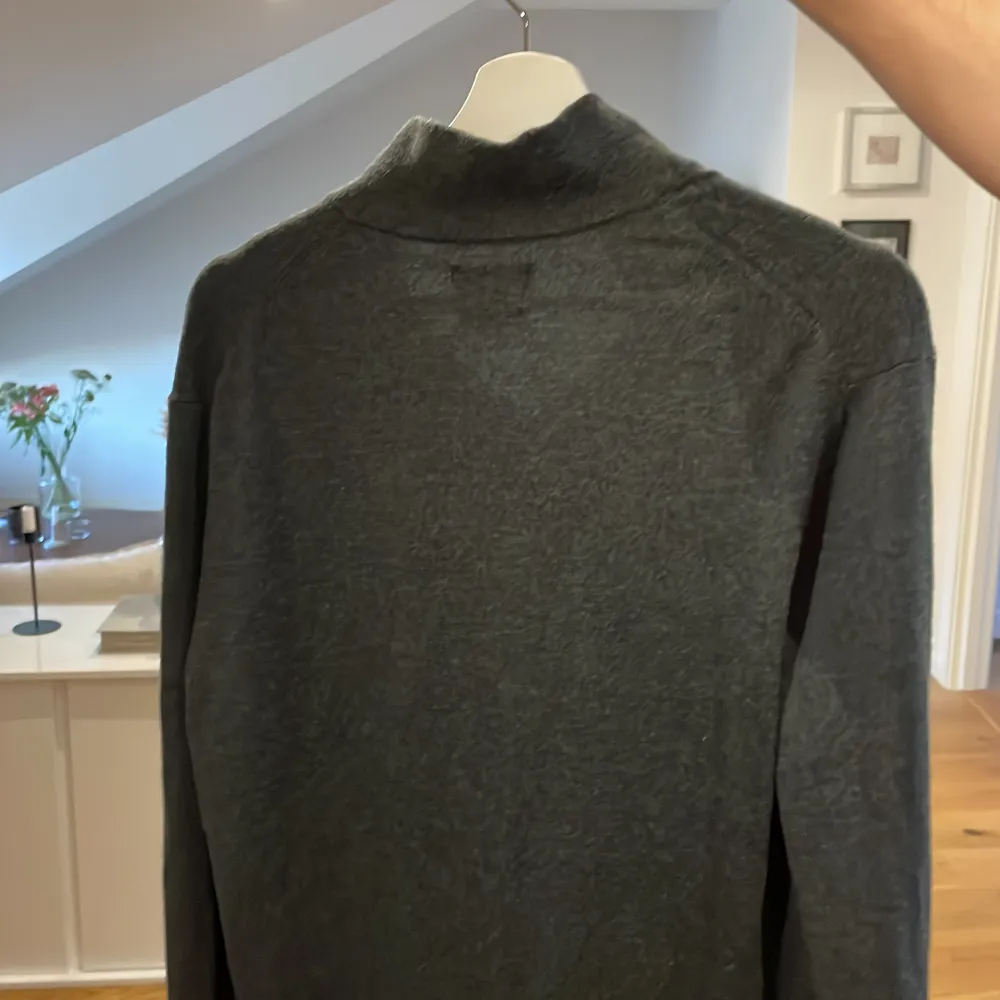 Half zip tunn stickad tröja i storlek L. Den har krymt i tvätten och passar numera S/M. Knappt använd och i nyskick!   Köptes för 1000kr  . Stickat.