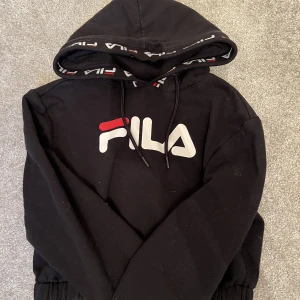 Fila  - Denna är nästan helt som ny, har använt den fåtal gånger, modellen är magtröja 