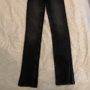 Mörkgrå snygga jeans från Zara🤍(high slim split jeans) nyskick!!